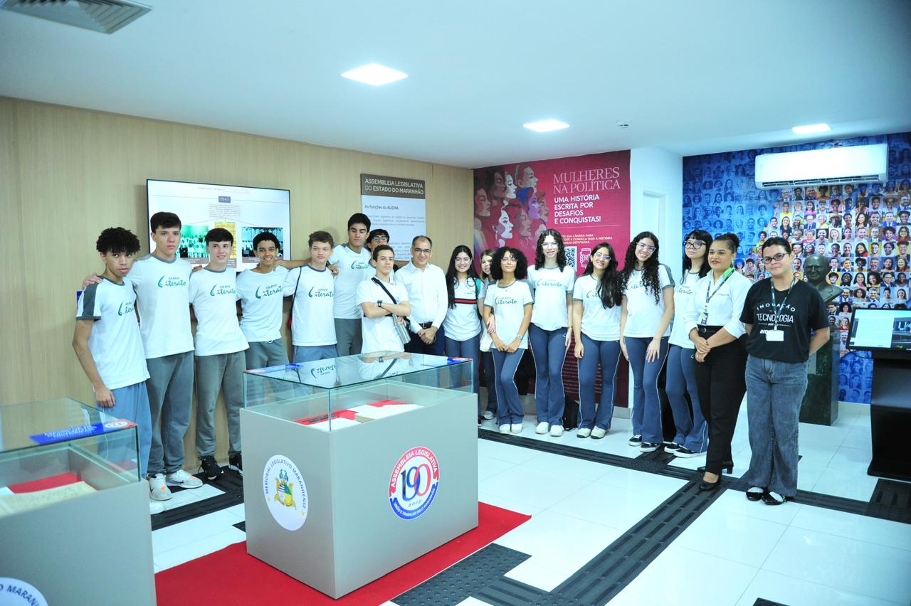 Assembleia recebe visita de alunos do Colégio Literato