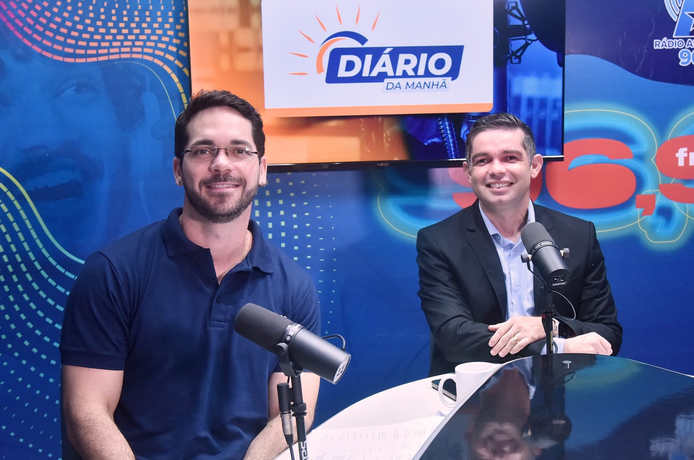 Efraim Lopes Soares, coordenador pedagógico da Elema, com o jornalista Ronald Segundo