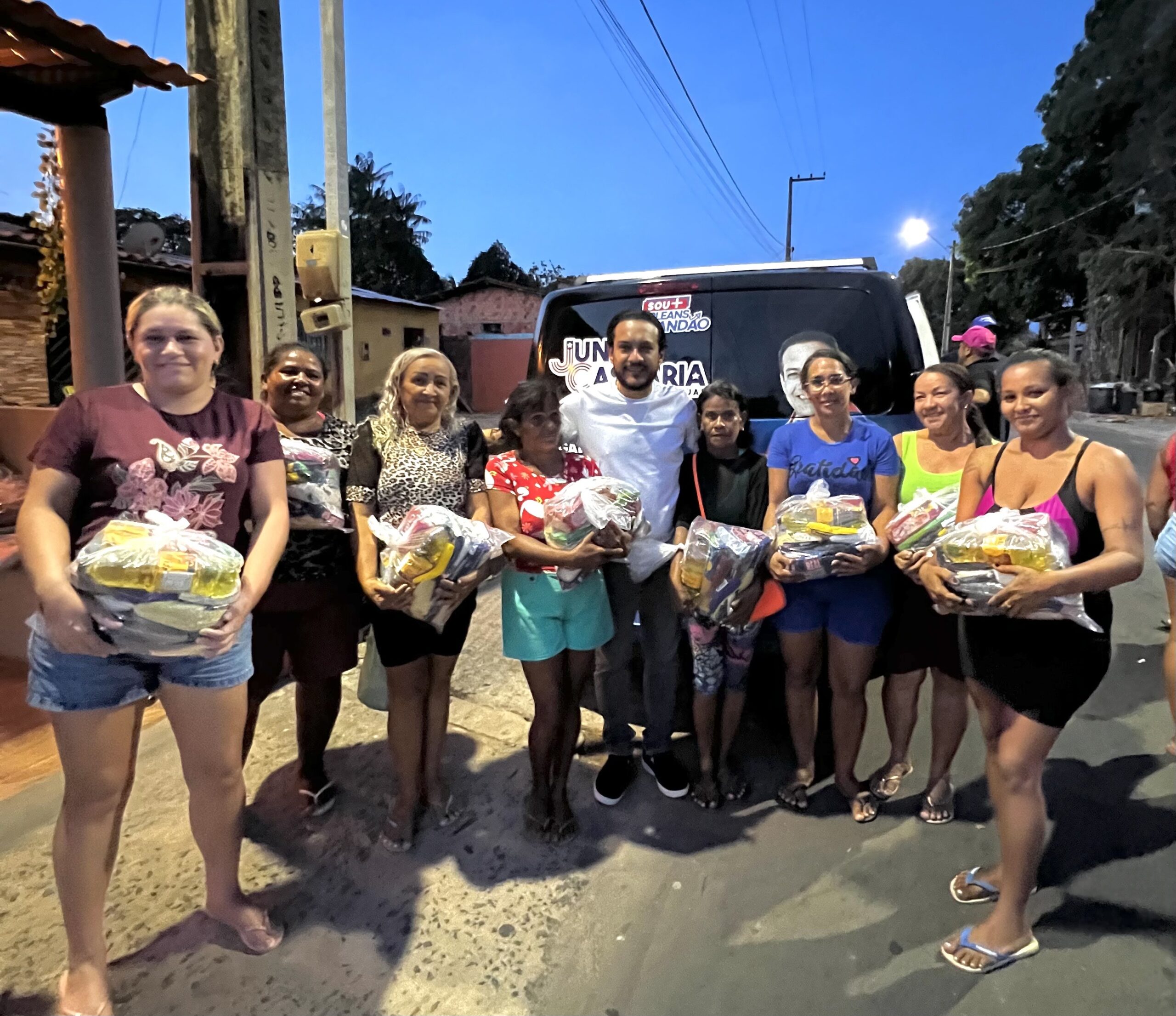 Júnior Cascaria entrega cestas básicas à comunidade Coqueiro, na Estiva