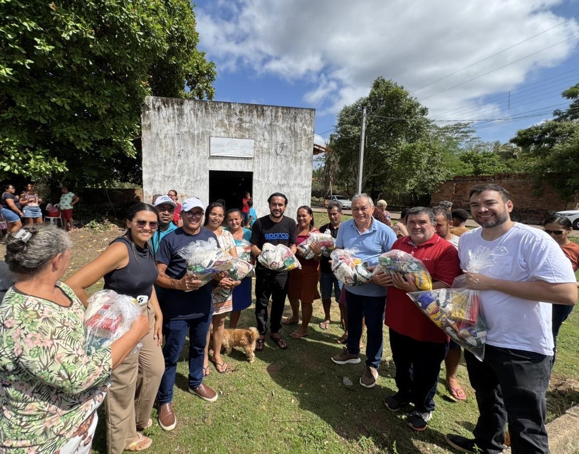 Junior Cascaria promove entrega de brinquedos e cestas básicas durante ação social em Pedreiras