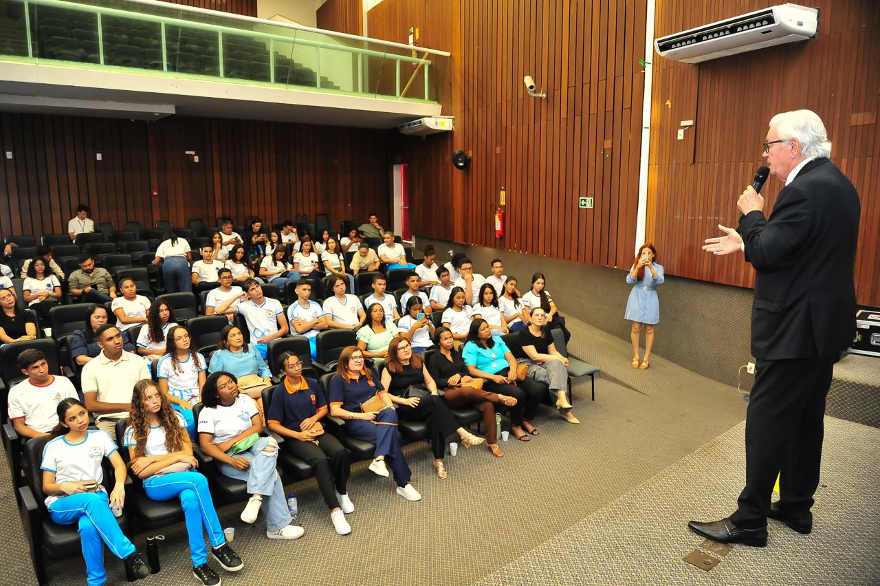 Arnaldo Melo recebe alunos de Passagem Franca em visita à Assembleia