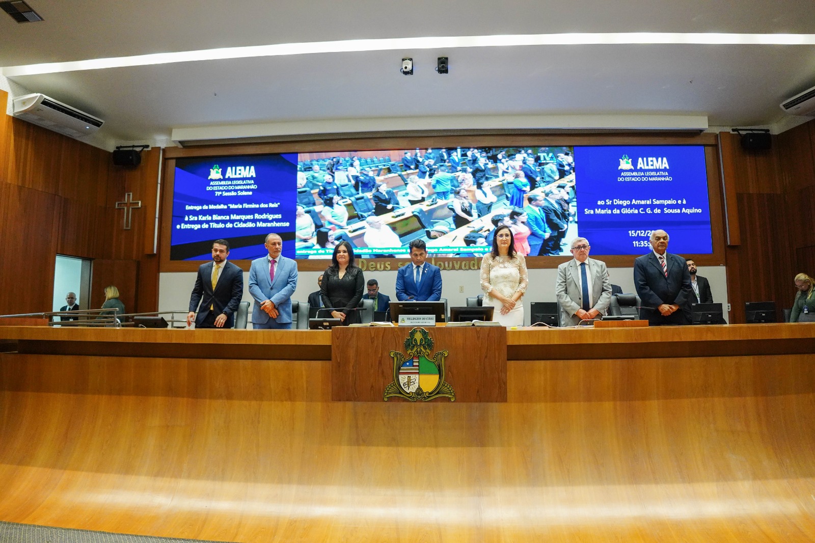Medalha e título a personalidades