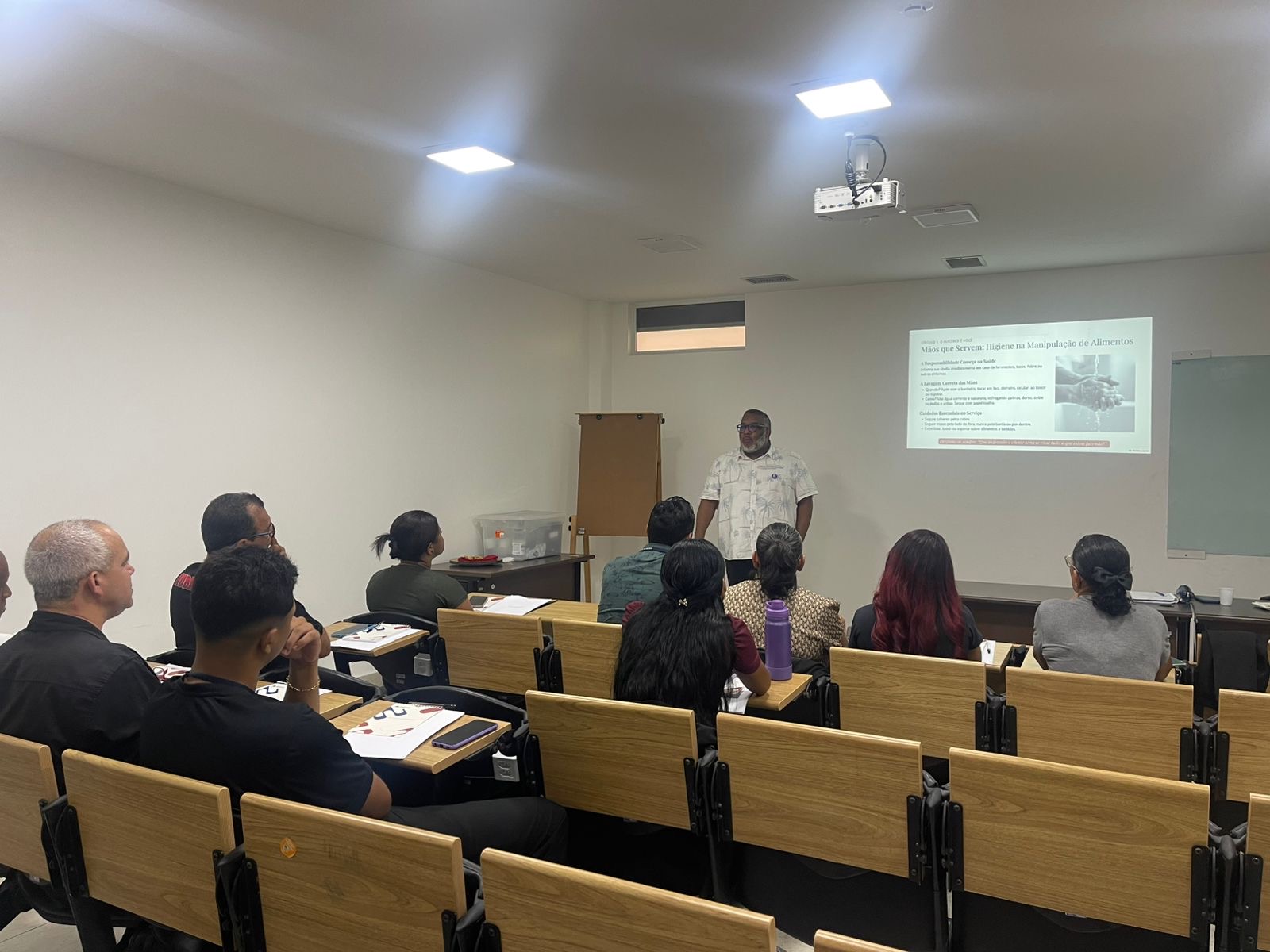 ELEMA realiza primeiro curso de Garçom e Serviços de Copa visando à excelência no atendimento 