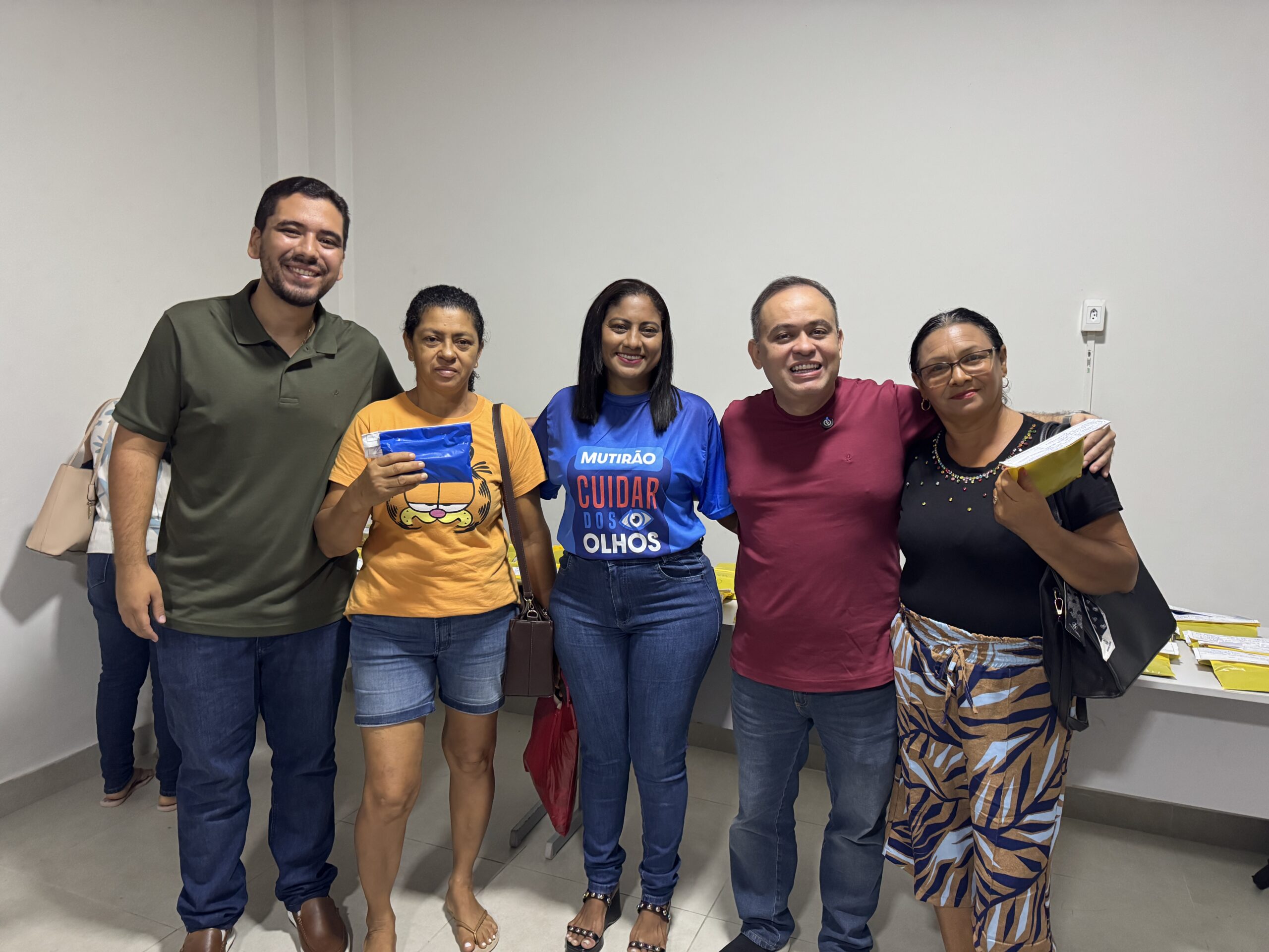 Deputado Catulé Júnior, o prefeito Vinicius Vale e a vereadora Irlanda com beneficiárias do mutirão Cuidar dos Olhos