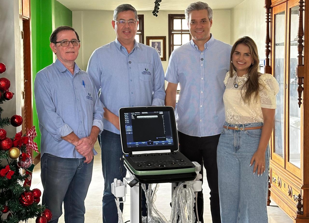 Neto Evangelista entrega aparelho de ultrassom ao hospital Aldenora Bello