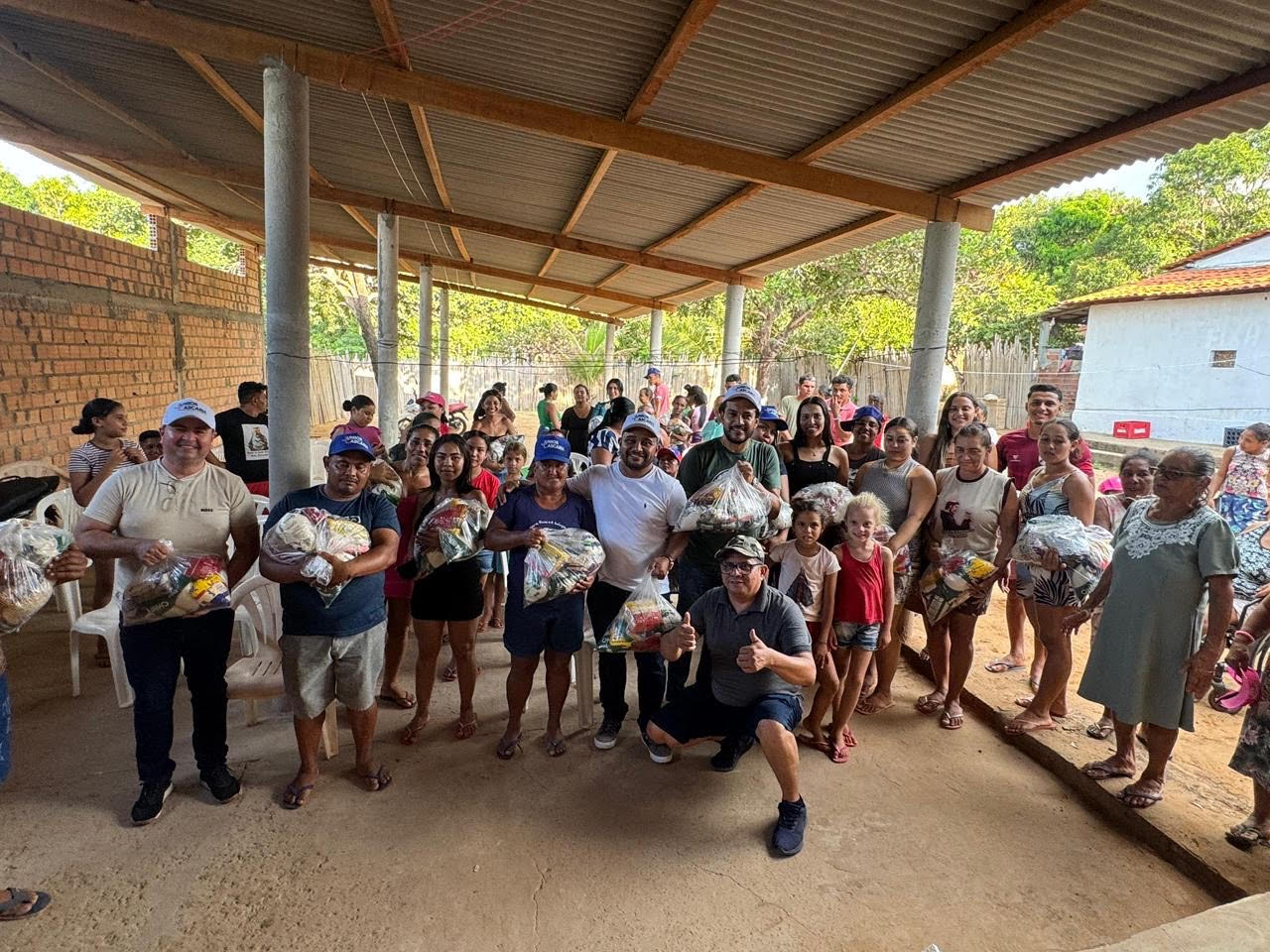 Júnior Cascaria entrega cestas básicas e equipamentos esportivos em Peritoró