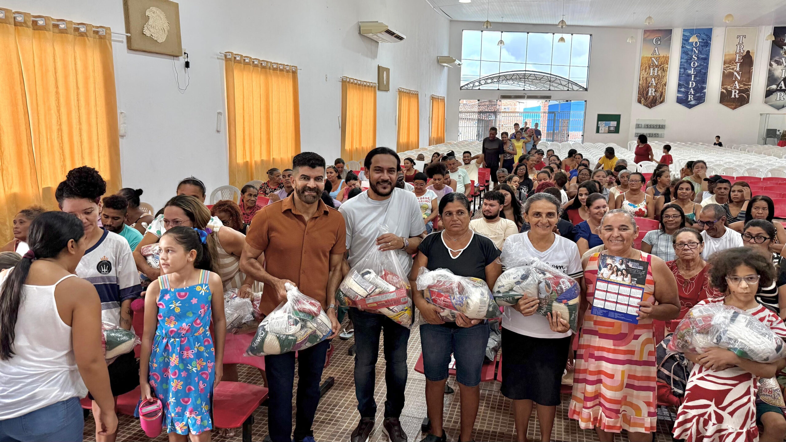 Júnior Cascaria entrega centenas de cestas básicas no São Raimundo, em São Luís