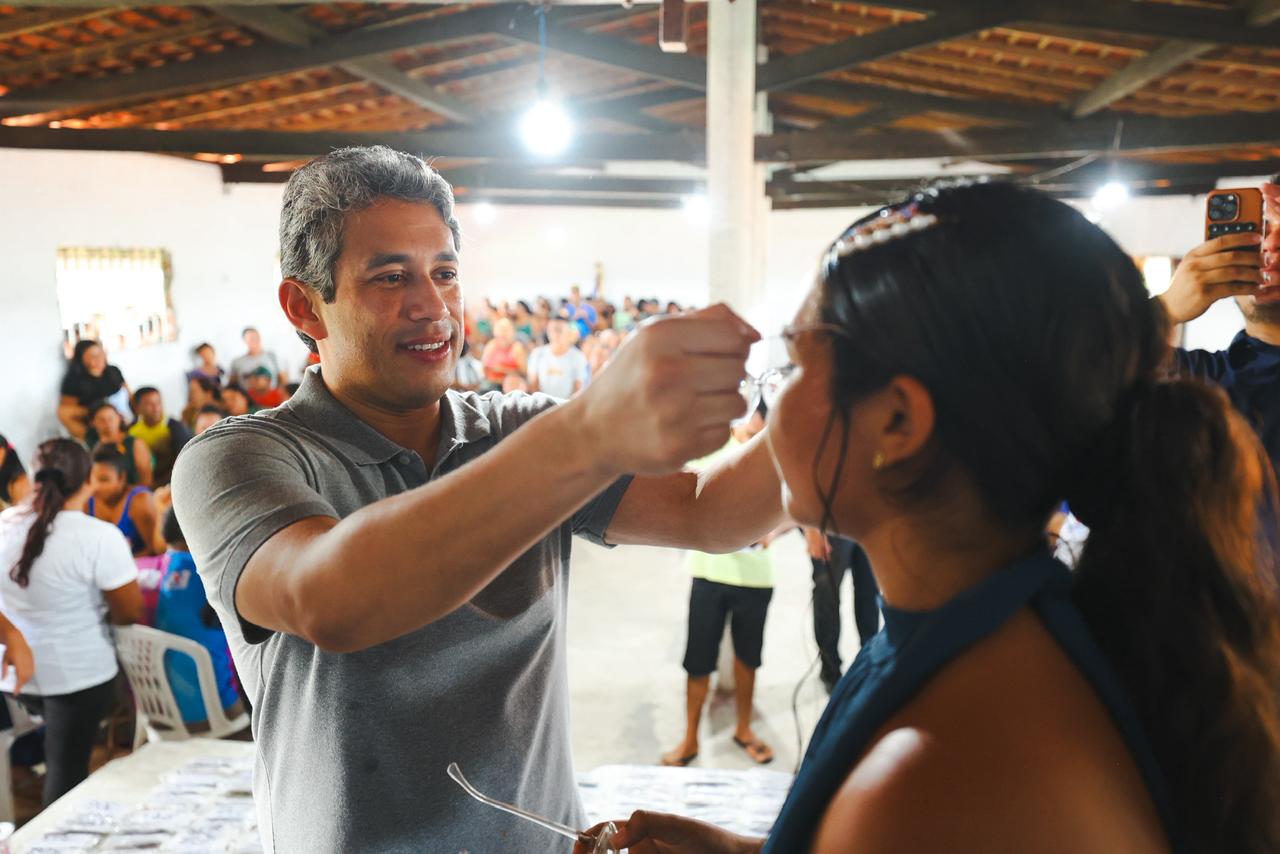 Osmar Filho entregou mais de 600 óculos por meio do programa 'Cuidar dos Olhos', no município de Primeira Cruz