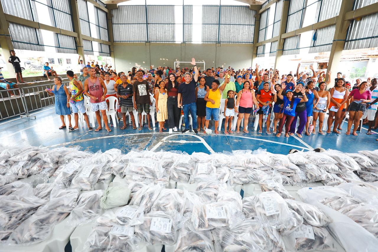 Osmar Filho distribui peixes no São Francisco e Ipase