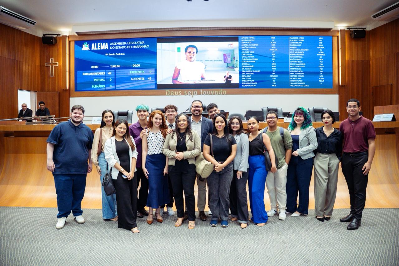 Alunos de Jornalismo da Faculdade Ceuma visitam a Assembleia