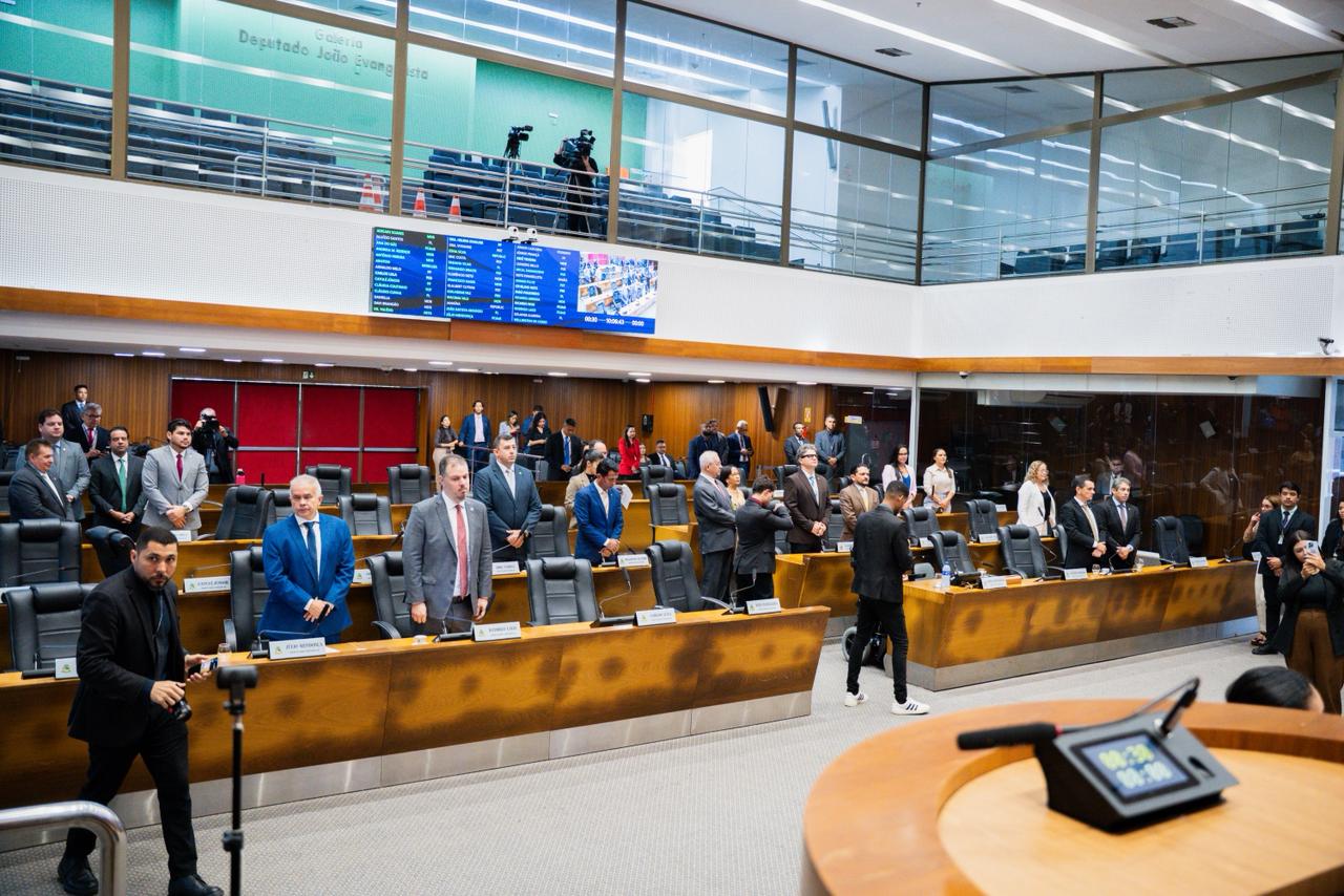 Assembleia faz um minuto de silêncio em memória de Tim Ribeiro