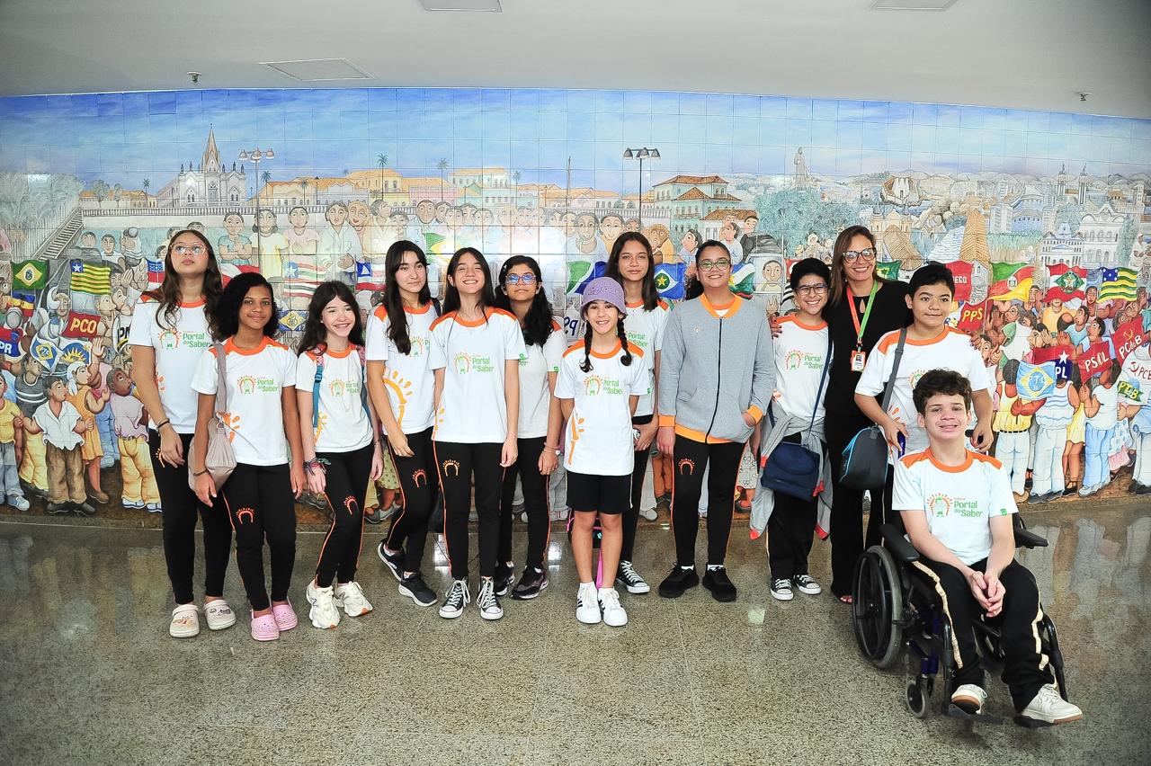 Estudantes do Portal do Saber conhecem rotina da Assembleia