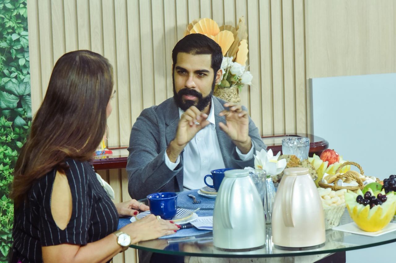 Voz como instrumento de trabalho exige cuidados diários, alerta especialista no ‘Café com Notícias’